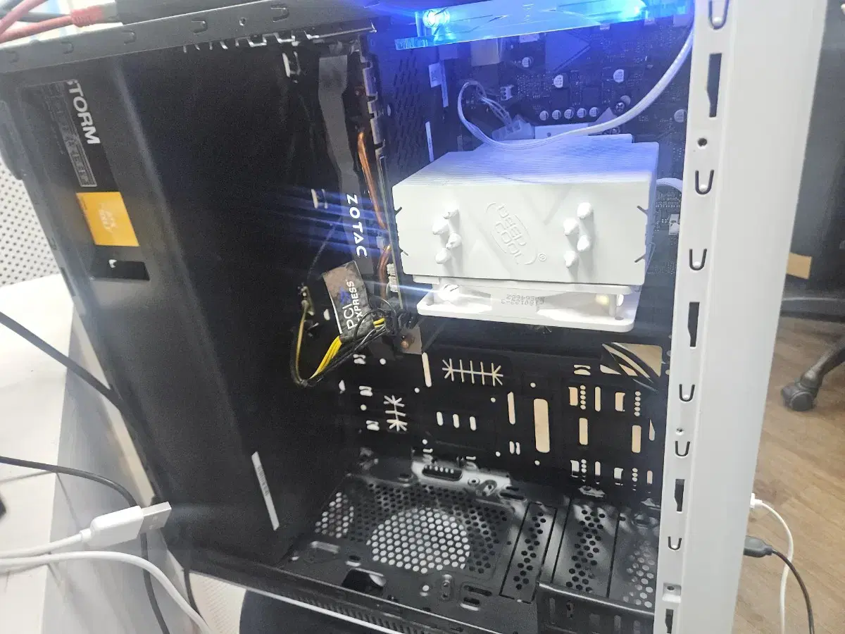 데스크탑 i7 10세대 zotac5포트 그카 ram 32 모니터 포함